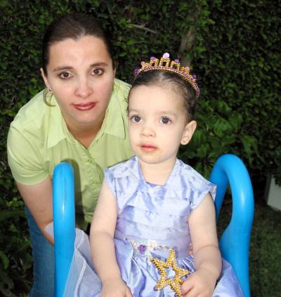 Liliana Cansino de Rivera al lado de su hija Elisa Rivera.