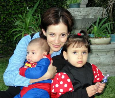 María Teresa Belausteguigoitia de Murra junto a sus hijos Jacobo y María Teresa Murra.