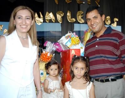 Niñas Ana Victoria y Ana Cristina Castro Arreola con sus papás Ricardo Casto y Pily Arreola en la fiesta de cumpleaños que les ofrecieron.