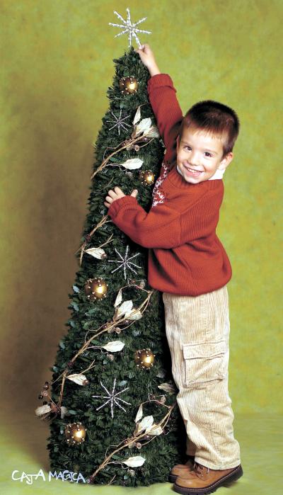 Niño Luis Humberto Ramírez Núñez, hijo de María Núñez de La Fuente en un estudio navideño de Caja Mágica, fotografía infantil.