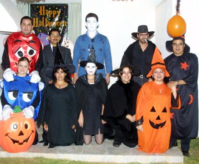 Israel y Angélica Velarde, Luis Y Gaby Mojica, Luis e Iveth Cárdenas, Eduardo Y Angie Herrera, Carlos y July Rangel, con sus atractivos disfraces en una fiesta que realizaron para celebrar la noche de brujas.