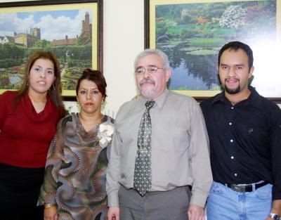 Patricia Ortiz de la Rosa cumplió 27 años de servicio médico y por tal motivo le prepararon una comida en su honor, en la gráfica la acompañan Gerardo de la Rosa, Pamela y Gerardo Alonso.