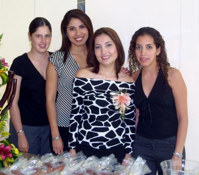 Señorita Gabriela Villanova Ponce con las organizadoras de su despedida de soltera, Dora Elia V. de Díaz, Dora Elia de Torres y Verónica Díaz.