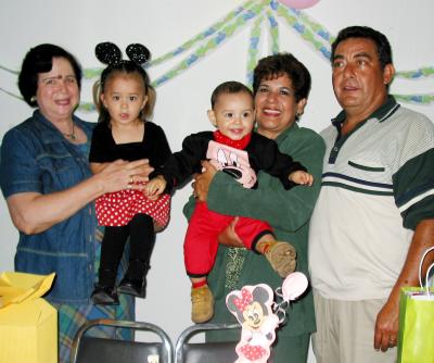 Andrea Mayela  y Jesús de la Rosa Santana acompañados de sus abuelos Elvira Flores de De la Rosa, Carmen Ortiz de Santaya y Miguel Ángel Santana en la fiesta que se les ofreció por su segundo y primer año de  vida.