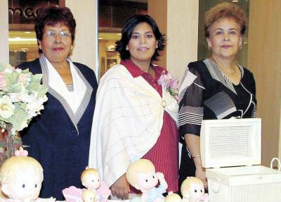 Carmen Aneth Saláis de Herrera con San Juana Cruz y Anacieta Reyes, organizadoras de su fiesta de canastilla.