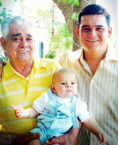 El Señor Gustavo E. Romo López celebró su cumpleaños, en la fotografía lo acompañan  su papá  Sr. Gustavo Romo Castañeda  y su hijo Gustavo Romo Espinoza, quienes forman tres generaciones de estimable familia.