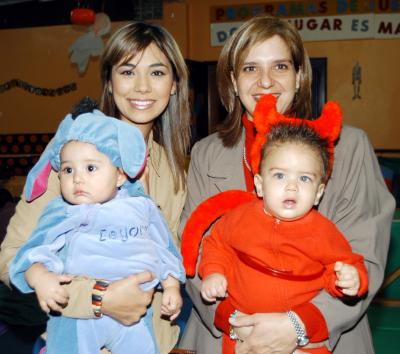 Brenda y Jimena Soto, Sonia y José Enrique Lara, captados en pasado acontecimiento social.