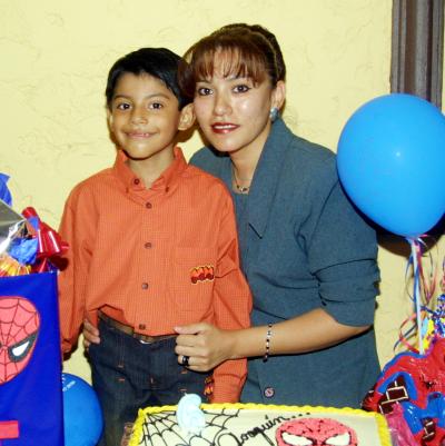 Joaquín Barraza Rosales en compañía de su mamá Lupita Rosales de Barraza en la fiesta de cumpleaños que le ofreció por sus seis años de vida.