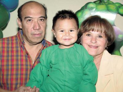 Jorge Armando Rodríguez acompañado por sus abuelitos, Armando Rodríguez y Silvia de Rodríguez en su fiesta de cumpleaños.