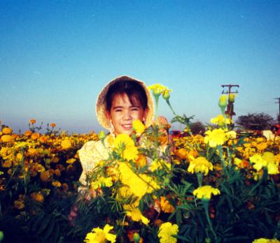 Niña María Fernanda Ortiz Alcántar en un cultivo de flores de la P.P. Bucareli, Durango.