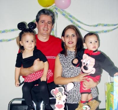 Andrea Mayela y Jesús de la Rosa Santana acompañados de sus padres, Jesús de la Rosa Flores y Mayela Santana de De la Rosa en su fiesta de cumpleaños.