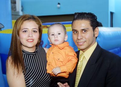 Raúl Eduardo con sus papás Griselda Pérez García y José Raúl de Anda Castillo en el convivio que le prepararon por su primer año de vida.