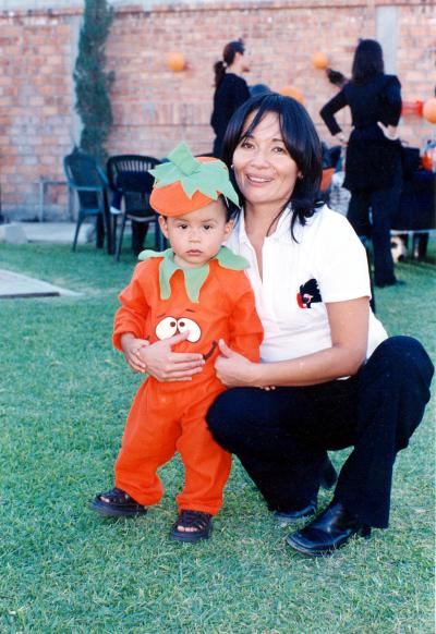 Laura de Caracheo de San Juan y su pequeño hijo Emilio.