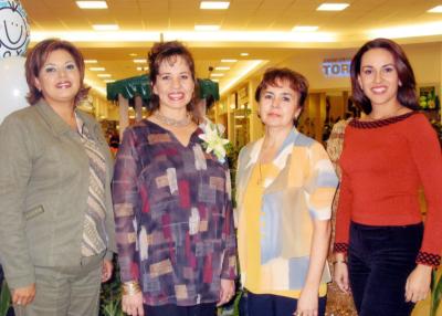 La festejada con las organizadoras del convivio Ing. Lucía Moreno de Del Río, Sra. Hilda Graciela Aguirre de Del Río y Lic. Anabel Escamilla de Del Río.