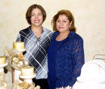 Wendy de Torres junto a la anfitriona de su fiesta de canastilla, Luly Medina.