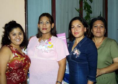  11 noviembre 2003  

 Verónica López Hernández acompañada por las organizadoras de su fiesta de regalos, Linda López Hernández, Bety Villarreal y Ana María Hernández