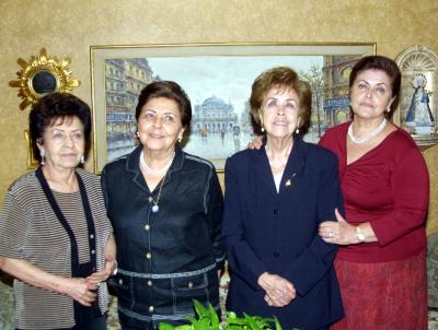 Flavia Anzures en compañía de sus hermanas Lupita, Teresa y Concha.