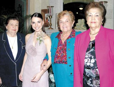  12 noviembre 2003  

La feliz novia, Brenda Arizpe Garza, acompañada por las señoras Magdalena Medina de Moreno, Angelina Martínez de Garza y Alicia Gutiérrez de Rodríguez.