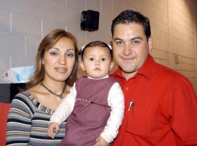 Andrea Rendón Orduña con sus papás Carlos Rendón Reyes y Liliana Orduña de Rendón en la fiesta por su segundo aniversario de vida.