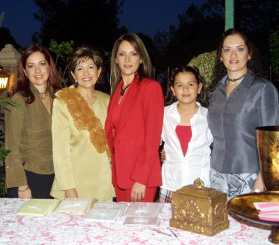 Alicia Cárdenas Esquivel en compañía de Alicia E. de Cárdenas, Claudia de Álvarez, Yadira de González y Daniela González organizadoras de su despedida de soltera.