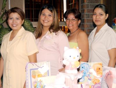 Claudia Arroyo Hernández con Martha Gallegos de Domínguez, Vanesa y Érika Domínguez Gallegos en la fiesta de canastilla que le organizaron en días pasados