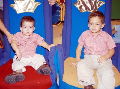 Los pequeños Guillermo y Santiago Ramírez en la fiesta que les organizaron sus papás con motivo de su tercer y primer año de vida.