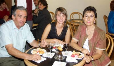 Jorge Fernández, Bárbara Madero y Mercedes García asistentes a un coktel de degustación.