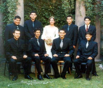 Srita. Margarita Martínez el día de su fiesta de quince años acompañada de sus chambelanes.