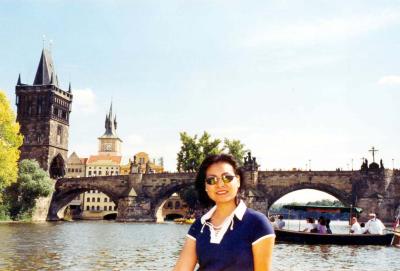  15 noviembre 2003   
Srita. Mónica Valenzuela Cassio en el puente de Carlos en la ciudad de Praga, República Checa, durante un periodo vacacional por varios países del Continente Europeo.