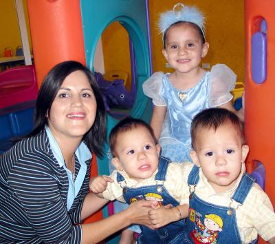 Andrea Arzate Campos junto a su mamá Alma Campos de Arzate y sus hermanitos Alejandro y Alfredo en la fiesta que le organizaron por su cuarto cumpleaños.