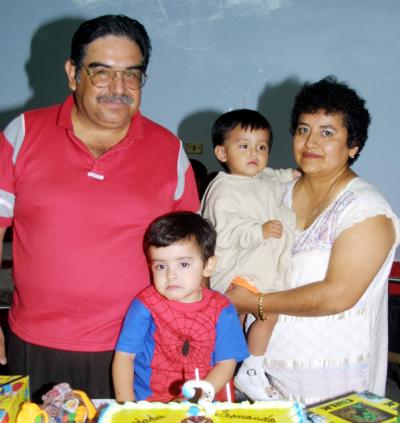 Fernando de Jesús Aguilar García acompañado de sus papás Jesús Aguilar y Ma. Francisca García y por su hermanito en la fiesta que le organizaron por su tercer cumpleaños.