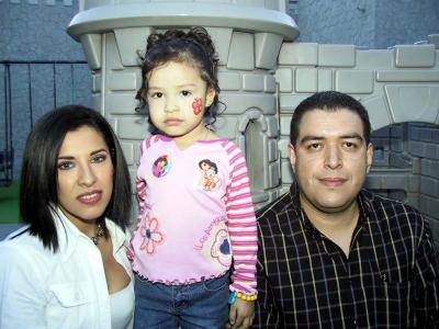 Melania Hernández Coronado acompañada de sus padres, Marcelo Hernández Cárdenas y Adriana Coronado de Hernández en el festejo por su cumpleaños.