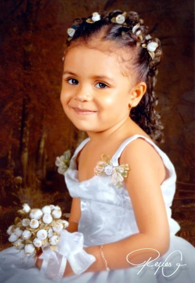 Niña Andrea Alexsandra Estrada Nevárez en una fotografía de estudio  con motivo de sus tres años de vida.