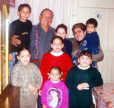  16 de  noviembre  

José Luis Rivera Cháirez y Graciela Lara de Rivera festejaron 35 años de matrimonio en la foto aparecen acompañados de sus nietos.