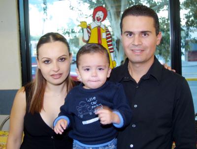 Diego Antonio junto a sus papás Francisco Javier Samaniego y Érika  González de Samaniego, en el festejo que le prepararon por su cumpleaños.