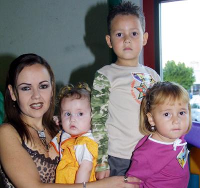  17 de noviembre  

Mayela González de González junto a los pequeños  Javier, Andrea y Marifer en pasado convivio infantil