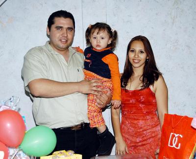 Melissa, acompañada de sus papás Jorge Zermeño Delgadillo y Karina Fernández de Zermeño en su fiesta de cumpleaños.