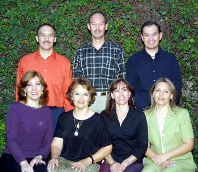  18 noviembre 2003   
Señora Judith Emery González acompañada de sus hijos Tomás, Roberto, Carlos, Mayela Patricia y Sonia, en el festejo que le organizaron por sus 70 años de vida.