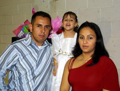 Cinthia Jazmín junto a sus padres, Rogelio Belmontes Ovalle y Guadalupe Idalia López en la fiesta de cumpleaños que le organizaron.