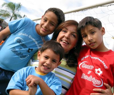  20 de noviembre  
Óscar y Rodrigo González Reyes con su abuelita Andrea Rodríguez Ruiz y su primo Raúl Barraza Reyes