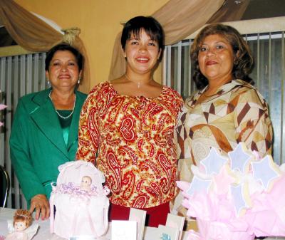  19 noviembre 2003   

Violeta Juárez de Marín acompañada de las organizadoras de su fiesta de canastilla, Paola de Marín y Graciela de Juárez.