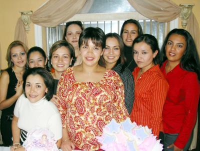  21 noviembre 2003   
Violeta Juárez de Marín acompañada de un grupo de asistentes a su fiesta de canastilla, celebrado en días pasados.