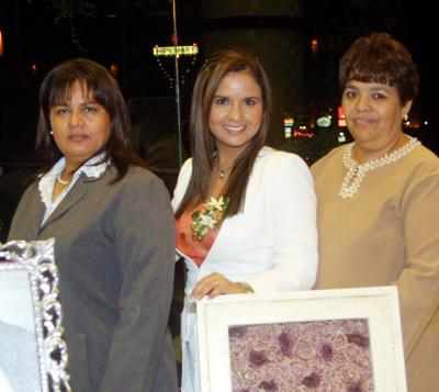 Sandra Gloria Martínez Pérez acompañada de  las organizadoras de su despedida de soltera; las señoritas Guadalupe Pérez de Martínez y Alicia Martínez de Padilla.