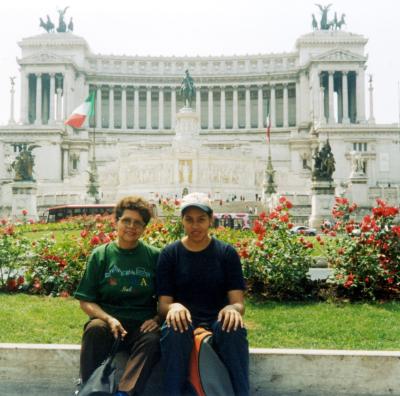 Esperanza Valdez de Guerrero y María de los Ángeles Guerrero, captadas en la plaza Florencia en un viaje de placer que realizaron a Roma, Italia.