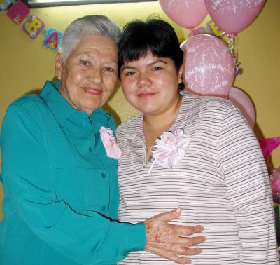 Fabiola Méndez de Cerceda junto a su abuelita, señora Ana de Garza en la fiesta de regalos que le ofrecieron en días pasados.