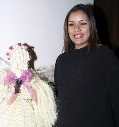 Mara de Avilés en el festejo que le prepararon por el cercano nacimiento de su bebé.