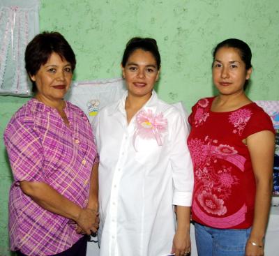 María Magdalena Quimiro de Ramos acompañada de María Magdalena Corrales de Quimiro y María Elizabeth López de Quimiro en la fiesta de regalos que se le ofreció en días pasados.