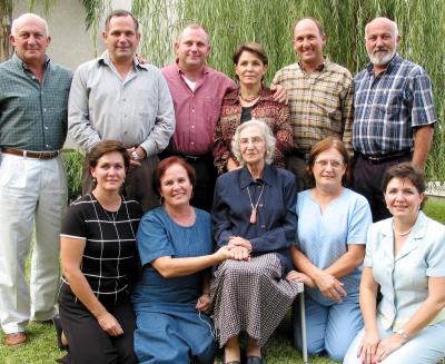 Señora Irma Franco de Grageda celebró su 75 aniversario de vida acompañada de sus hijos José, Adolfo, Guillermo, Verónica, Arturo, Eduardo, Alejandra, Elena, Carmen y Cristina Franco Grageda.