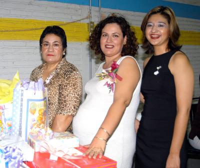  23 de noviembre   

Una fiesta de canastilla se ofreció en honor de Verónica Barba Hernández quien aparece junto a las organizadoras, Isabel Hernández y Rocío Rodriguez.