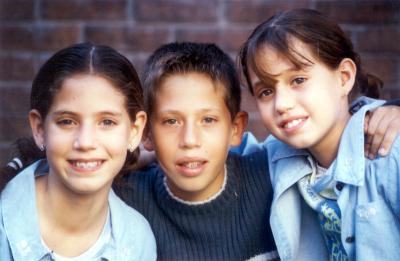 Ana Lorena, Guillermo Antonio y Larisa Saldaña Dávila, captados en pasado festejo infantil